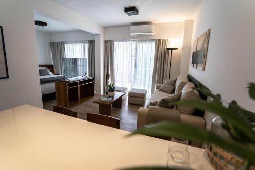 布宜诺斯艾利斯Barrancas Quality Apartments的客厅配有沙发和桌子