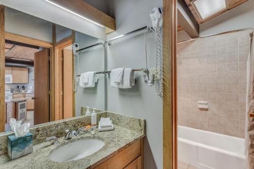 斯诺马斯村Laurelwood Condominiums 115的一间带水槽和淋浴的浴室