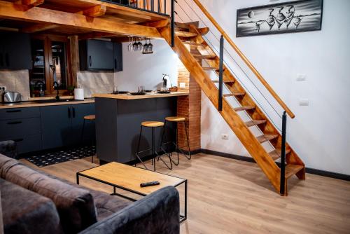 弗格拉什Marco’s Studio的一间带楼梯的客厅和一间厨房