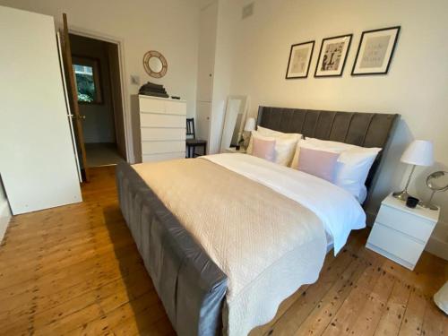 伦敦Beautiful one bed garden flat in Muswell hill的卧室配有一张带白色床单和枕头的大床。