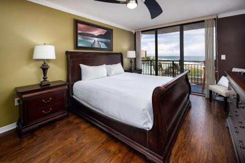 沃尔顿堡滩Nautilus 2407 Gulf View 2 Bedroom 4th Floor Free Beach Service的一间带大床的卧室和一个阳台