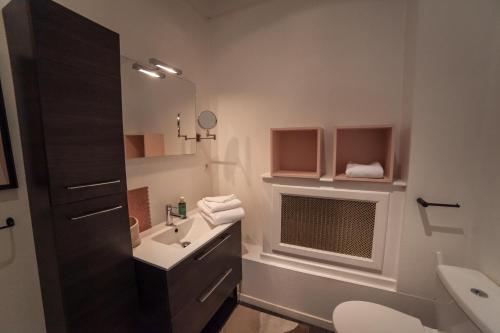 贝休恩MAISON RENARD的一间带水槽、卫生间和镜子的浴室