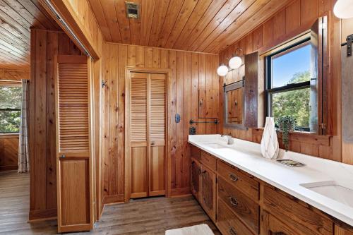 ElbertaWolf Bay House的一间带木墙、水槽和窗户的浴室