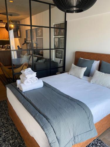 布宜诺斯艾利斯Palermo Jai的一间卧室配有一张大床和毛巾