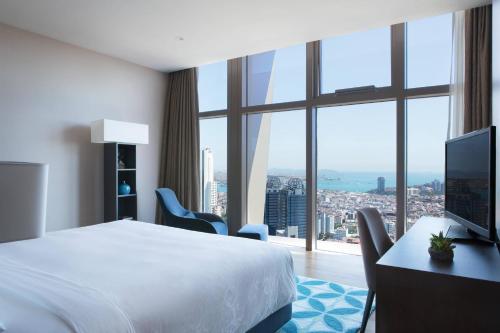 伊斯坦布尔伊斯坦布尔希什利万豪酒店 的酒店客房设有一张床和一个大窗户