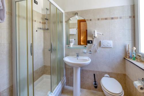 热那亚梦德娜洛坎达别墅酒店的带淋浴、盥洗盆和卫生间的浴室