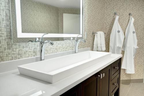 伊顿敦喜来登伊顿镇酒店的浴室设有白色水槽和镜子