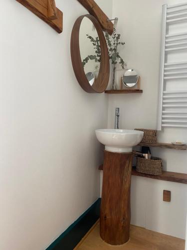 勒奥瓦尔德La Vieille Eglise的浴室设有水槽和墙上的镜子