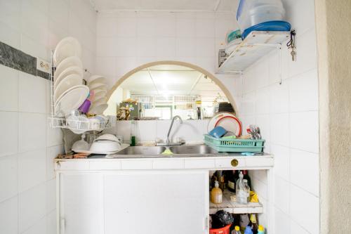 巴兰基亚HABITACION PRIVADA EN CASA DE MIS PADRES的厨房配有水槽和碗碟柜台