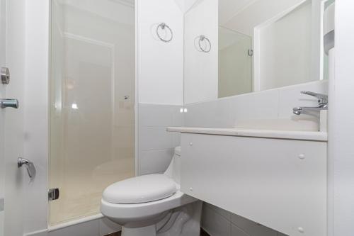 维纳德马Hotel Ossido Nero的白色的浴室设有卫生间和淋浴。