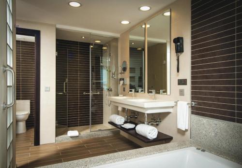 蒙特哥贝Riu Reggae - Adults Only - All Inclusive的一间带水槽、浴缸和镜子的浴室