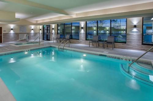 亨德森维尔纳什维尔万豪中心费尔菲尔德酒店的酒店大堂的大型游泳池