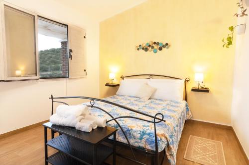 卡尔德杜Agriturismo Sa Jana Holidays - Adults Only的一间小卧室,配有一张床和一张桌子