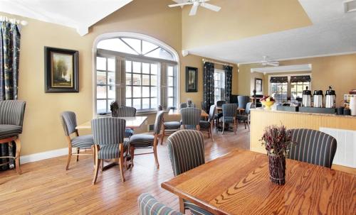 布洛英罗克山山风吹岩旅馆的一间带桌椅的用餐室