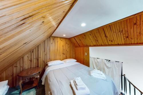 丹尼斯Osprey View Villa的一间卧室设有一张床和木墙