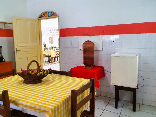 塞古罗港Pousada Sonho Meu的厨房配有一张桌子,上面放着一碗水果