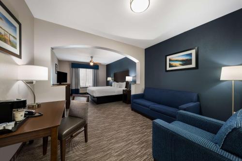 Lake Dallas达拉斯湖贝斯特韦斯特酒店的酒店客房设有一张沙发和一张床
