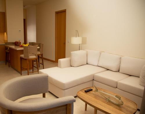 克鲁兹德华纳卡克斯特尔Grand Matlali Riviera Nayarit的客厅配有白色的沙发和桌子