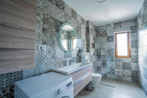 顿吉普罗洛扎克Villa Modriola heated Pool的一间带水槽、卫生间和镜子的浴室