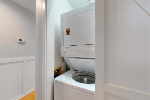 利特尔里弗Beach Golfer's Nest的浴室内提供白色洗衣机和烘干机