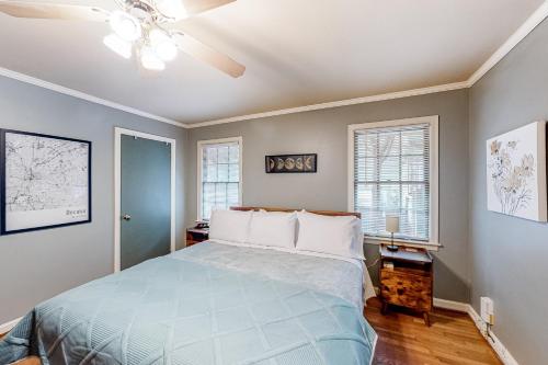 亚特兰大Sycamore Place Duplex的一间卧室配有一张床和吊扇