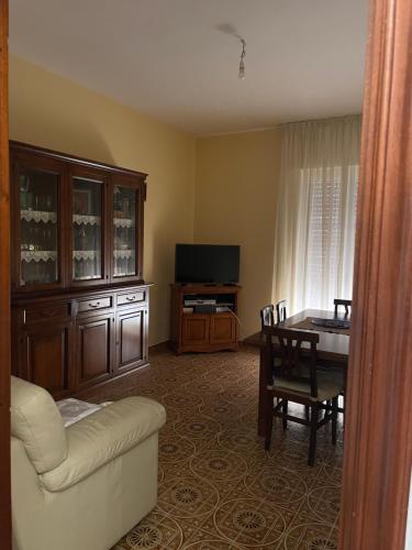 普蒂尼亚诺De Nicolò Home的带沙发、桌子和电视的客厅
