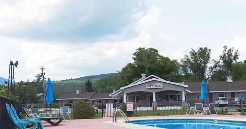 戈勒姆戈勒姆汽车旅馆 的一个带游泳池的度假胜地和一家酒店