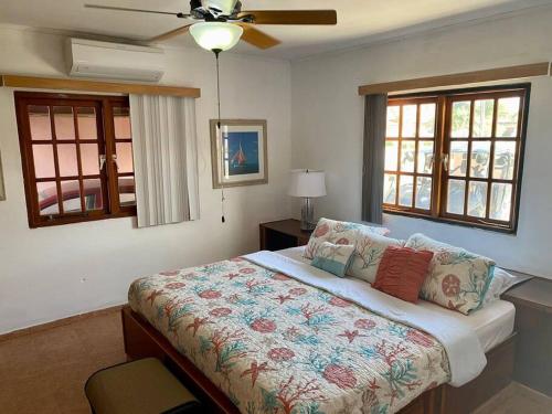 努尔德3-bedroom villa with a jacuzzi的一间卧室配有一张床和吊扇