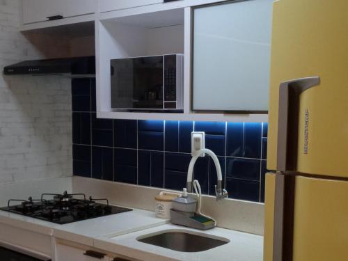 萨尔瓦多Apartamento Estilo Prime的厨房配有水槽和冰箱
