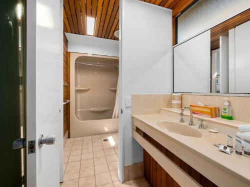 科夫斯港猫头鹰航海酒店的一间带水槽和卫生间的浴室