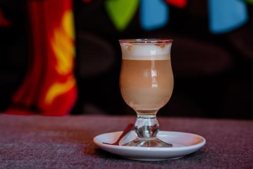 瓦努科Huanuco Pampa Suite的桌上的玻璃杯里喝的饮料