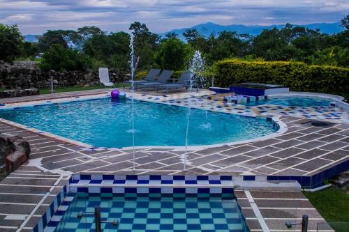 里韦拉Comfortable glamping loft with pool and vineyards的庭院中一个带喷泉的游泳池
