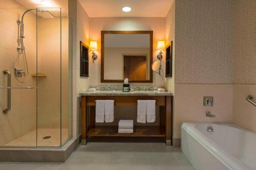 埃文韦尔河谷埃文威斯汀滨河度假村的一间带水槽、浴缸和镜子的浴室