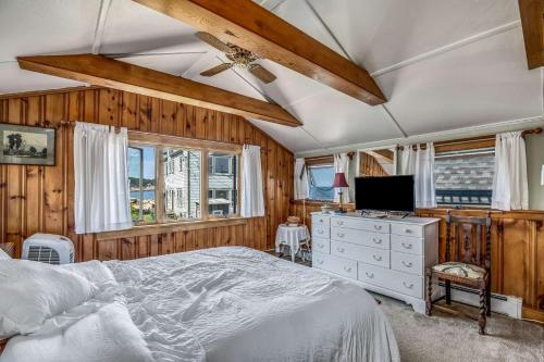 罗克波特Bell Buoy的一间卧室设有一张床、一台电视和窗户。
