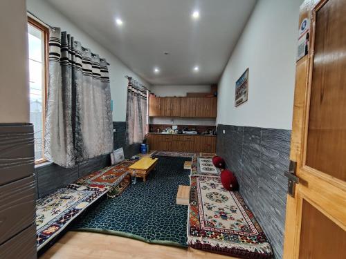 列城Lynx near Leh airport的一间有地毯的房间,地板和门