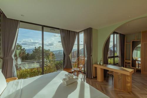 胡志良La Villa Da Lat的一间卧室设有一张床和一个大窗户
