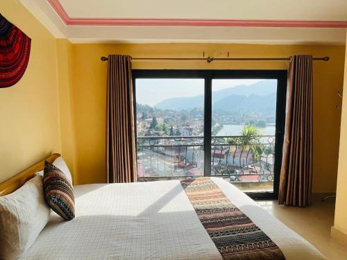 萨帕萨帕派拉蒙酒店的一间卧室设有一张床和一个大窗户