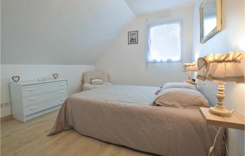 Gouville-sur-Mer4 Bedroom Cozy Home In Gouville-sur-mer的一间卧室配有一张床、一个梳妆台和一扇窗户。