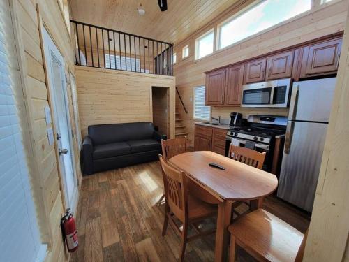 瓦莱081 Tiny Home nr Grand Canyon South Rim Sleeps 8的一个小房子里带桌子的小厨房