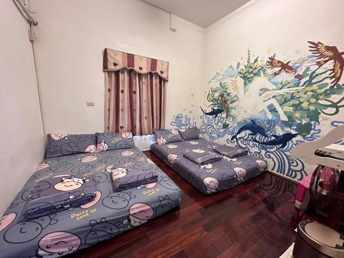 小琉球岛教官の818密室 的壁画客房内的两张床和一张沙发