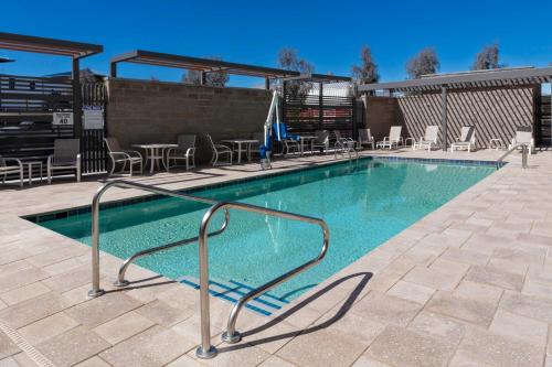 巴克艾TownePlace Suites by Marriott Buckeye Verrado的一座带金属扶手的游泳池