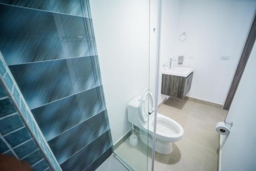 hermosa cabaña multinivel para pareja的一间带卫生间和玻璃淋浴间的浴室