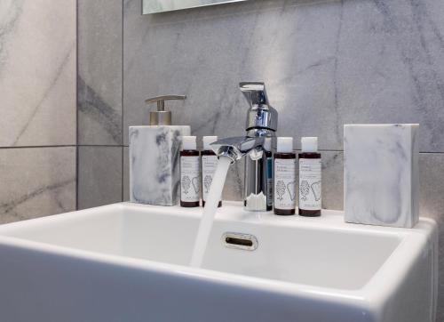 克里希阿克提Villa Zeta的浴室盥洗盆配有牙刷和肥皂