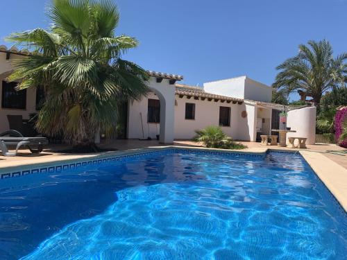莫莱拉Nice villa in Moraira with private pool and lots of privacy的房屋前的游泳池