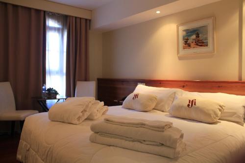 圣拉斐尔圣马丁Spa酒店的酒店客房,配有带毛巾的床