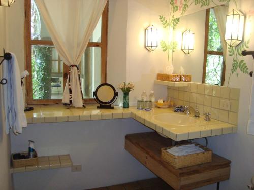 圣米格尔-德阿连德圣米格尔米西翁酒店的一间带水槽和镜子的浴室