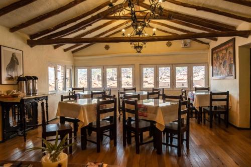 库斯科科里华斯旅舍的用餐室设有桌椅和窗户。