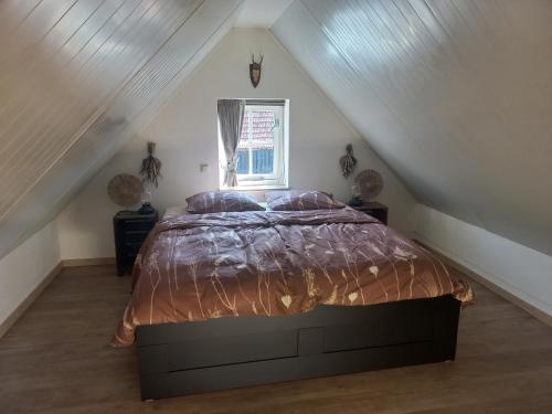 Rilland-BathMariahoeve的阁楼上的卧室配有一张大床