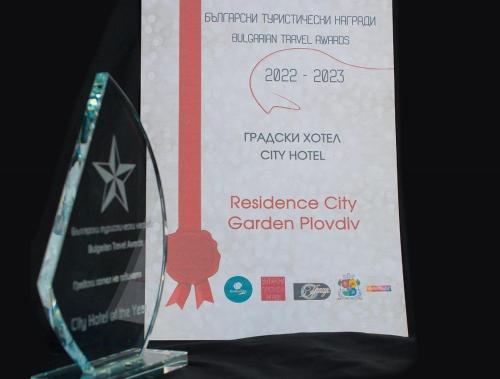 普罗夫迪夫Residence City Garden - Certificate of Excellence 3rd place in Top 10 BEST Five-Stars City Hotels for 2023 awarded by HTIF的前方有标志的奖杯