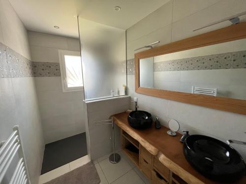 康博莱班Maison "Gure Zerua", Pays Basque的浴室设有黑色水槽和镜子